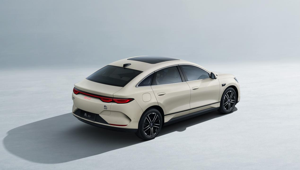 11.98万起的秦L EV，能刚Model 3？配置全能，却偷偷做“减法”？