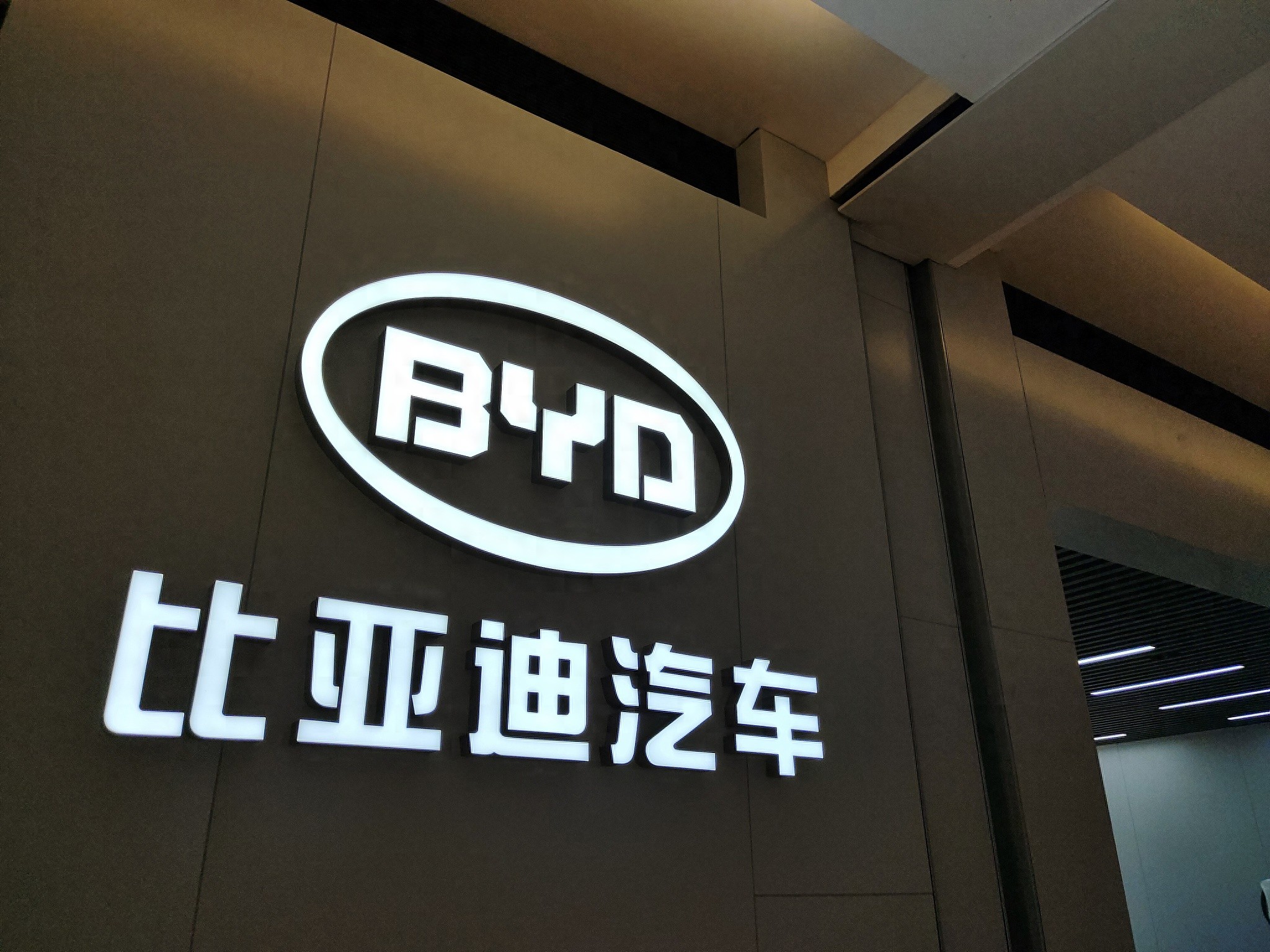 比亚迪2月再夺销量第一，智驾的含金量还在提升！