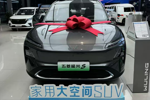 年轻家庭的第一台“六边形SUV”，空间宽敞油耗低，试驾五菱星光S