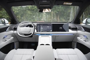 轴距近3m大5座SUV，配8295+双腔空悬+高阶智驾，800V+5C快充电池