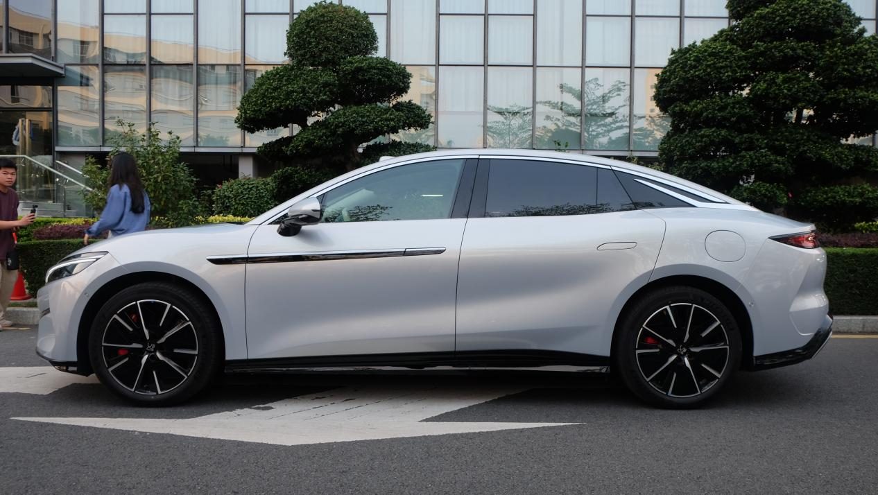 零百2.7秒，兆瓦闪充上车，小米最害怕的竟然是比亚迪？