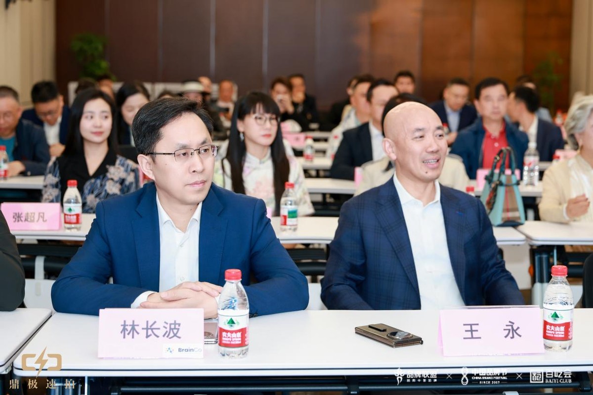 东风央企新势力见证：星海V9以“科技+人文”护航百屹会杭州行活动