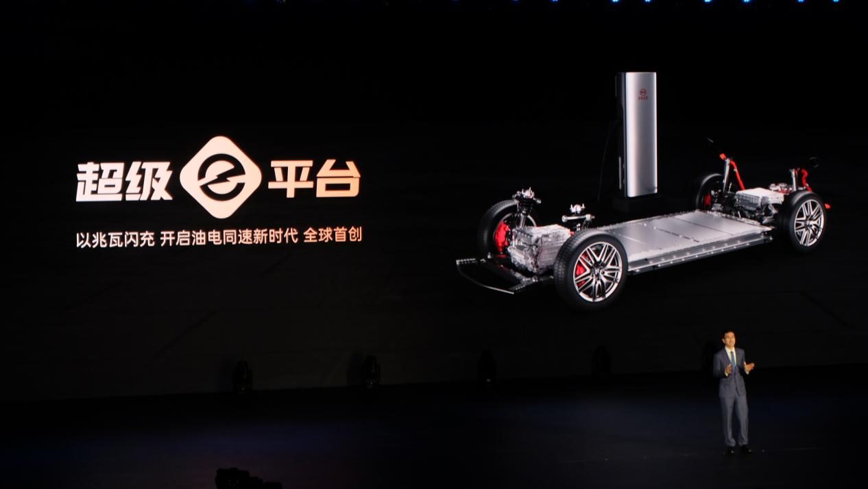 零百2.7秒，兆瓦闪充上车，小米最害怕的竟然是比亚迪？