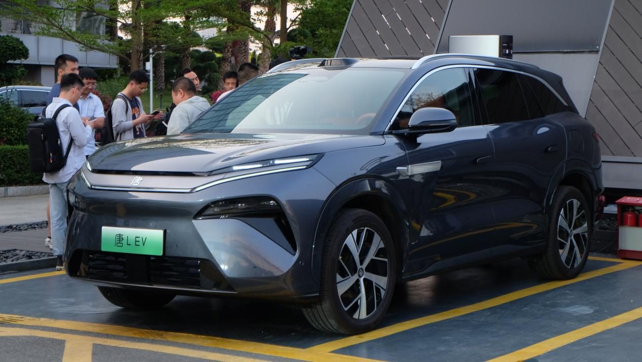 零百2.7秒，兆瓦闪充上车，小米最害怕的竟然是比亚迪？