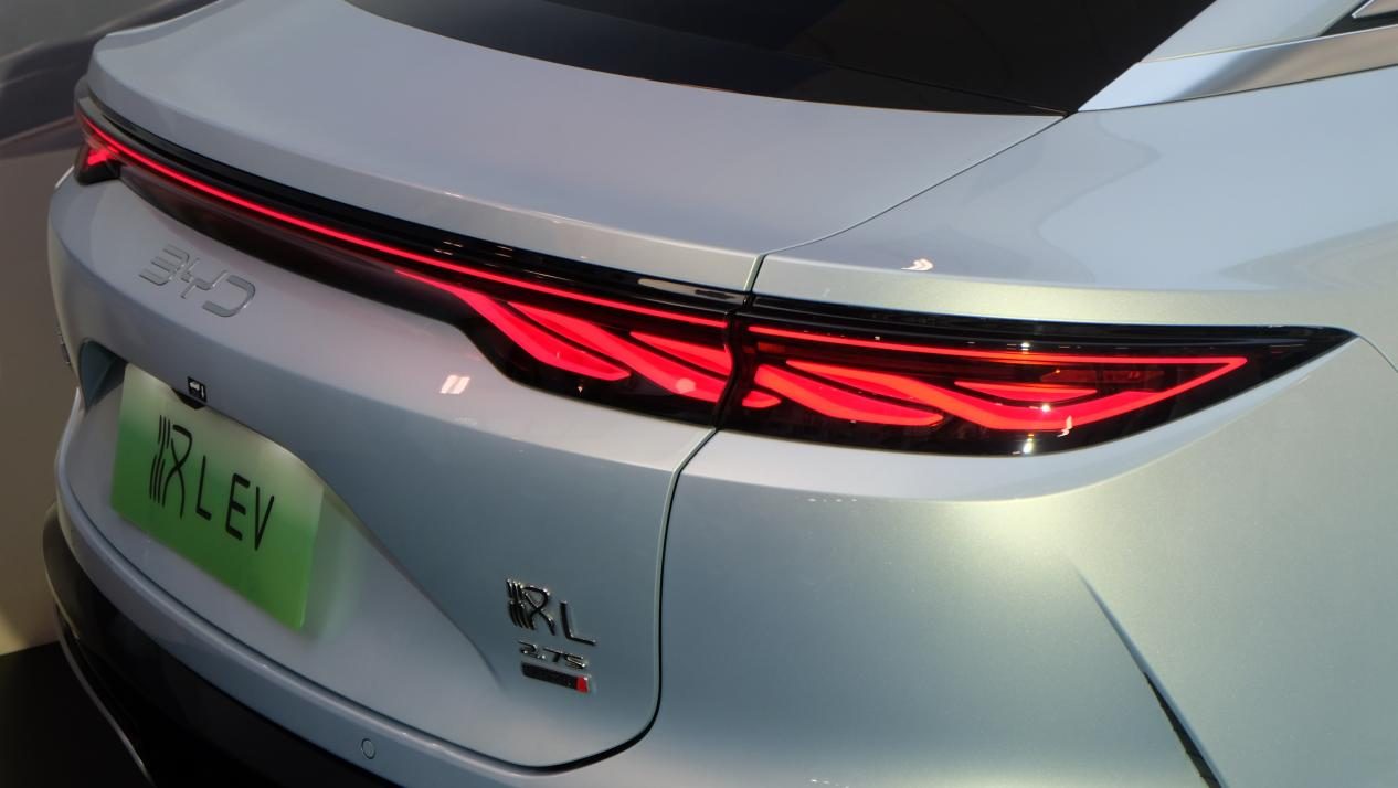 零百2.7秒，兆瓦闪充上车，小米最害怕的竟然是比亚迪？