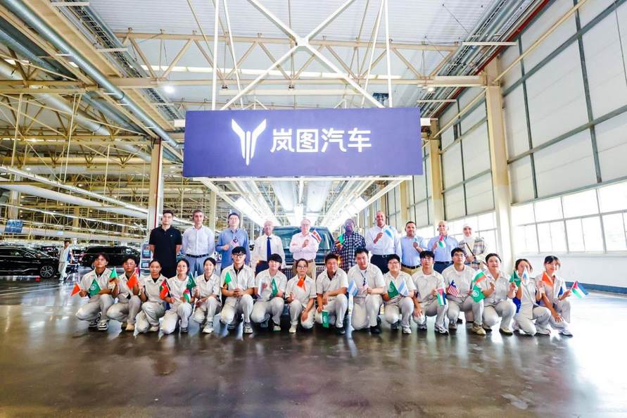 外交“名片”坐实！岚图梦想家拿下多国驻华使馆用车“黑牌”