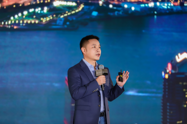 小鹏全球热爱之夜 2025首款全球旗舰小鹏X9上市起售价35.98万元