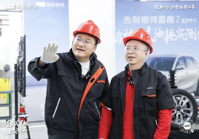 红衣大叔周鸿祎认证的省油！十万级也能有豪华体验！
