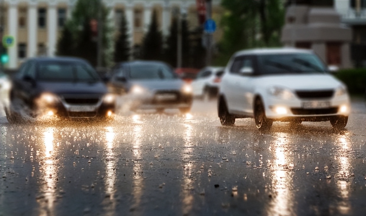 雨后不洗车会不会腐蚀车漆，雨水和自来水有多大的差异？