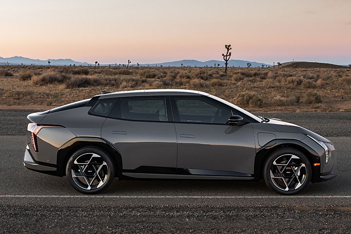 起亚首款纯电轿车发布，准备干掉特斯拉Model 3？