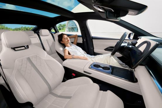 MAZDA EZ-6浅色内饰上新 10万内B级电车价值标杆