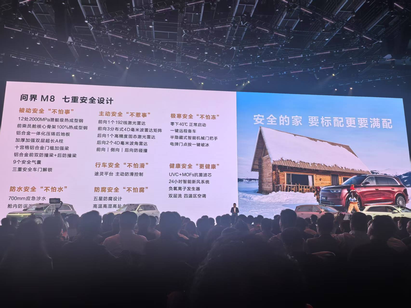 街道上有店铺的标志黑色背景白色的字 中度可信度描述已自动生成