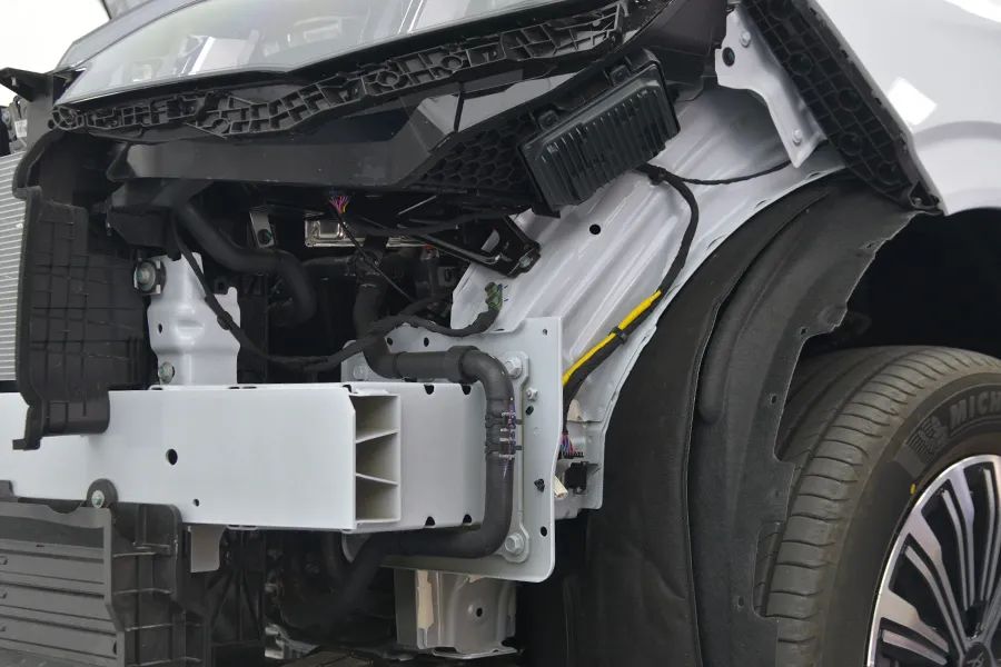 比亚迪夏拆车：相比自己进步了！铝合金防撞梁都用上了