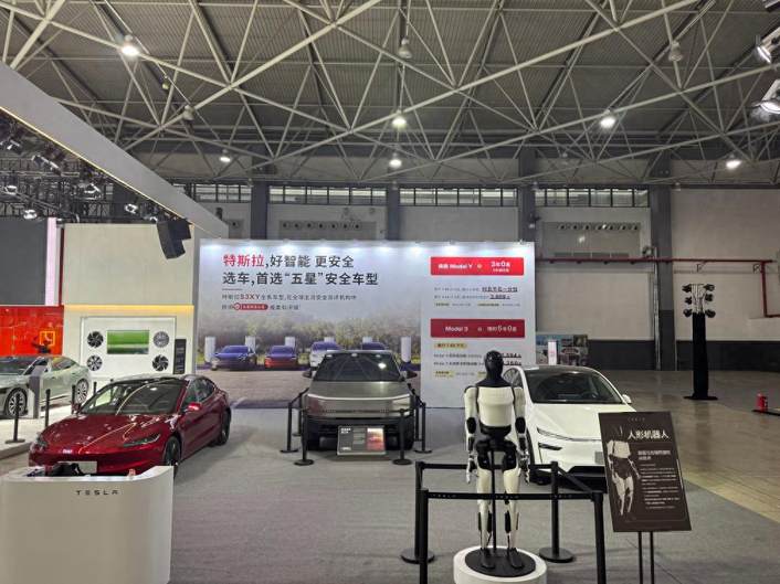 2025 贵阳国际车展：特斯拉携最新版人形机器人跨界登场