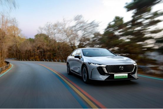 MAZDA EZ-6浅色内饰上新 10万内B级电车价值标杆