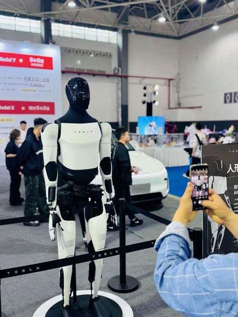 2025 贵阳国际车展：特斯拉携最新版人形机器人跨界登场