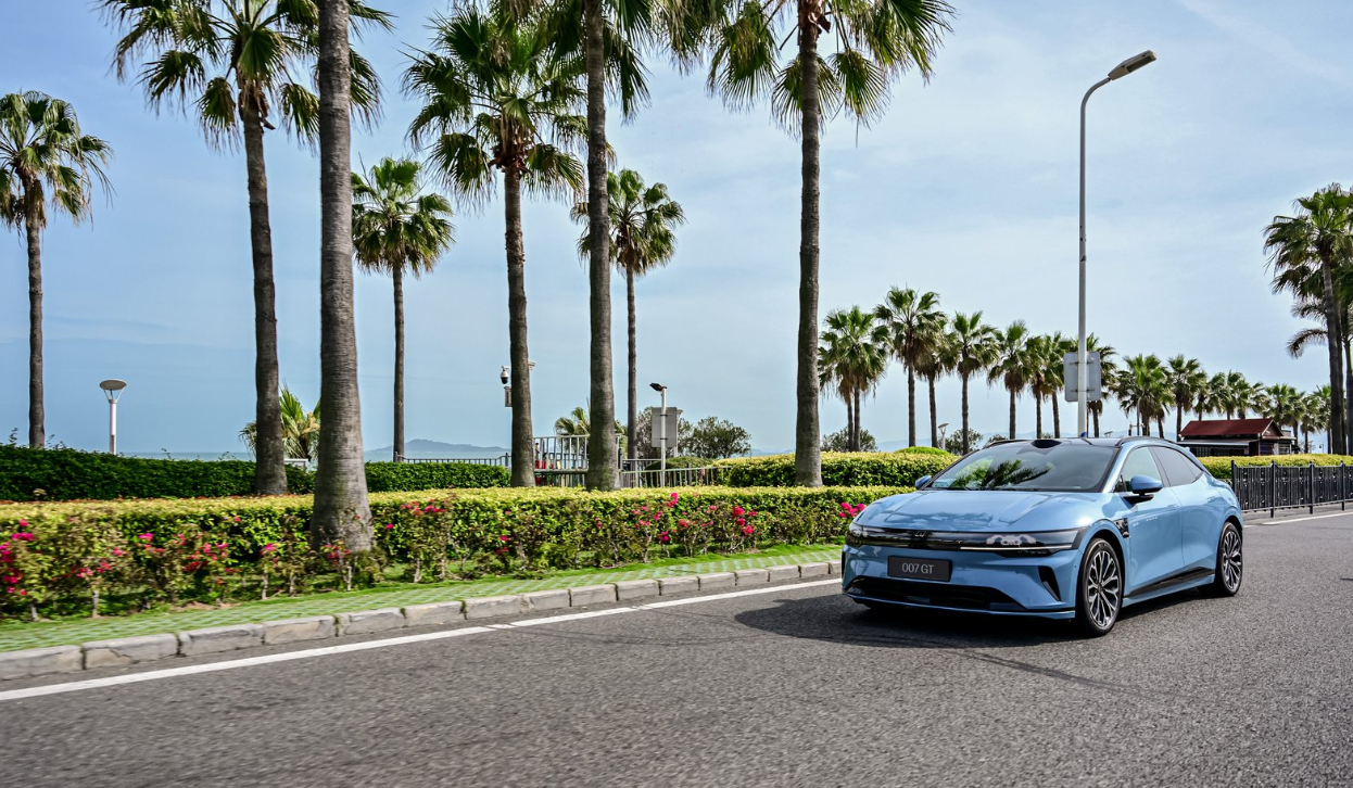 测试官丨环岛试驾极氪007GT，一车顶四车，是如何做到的？