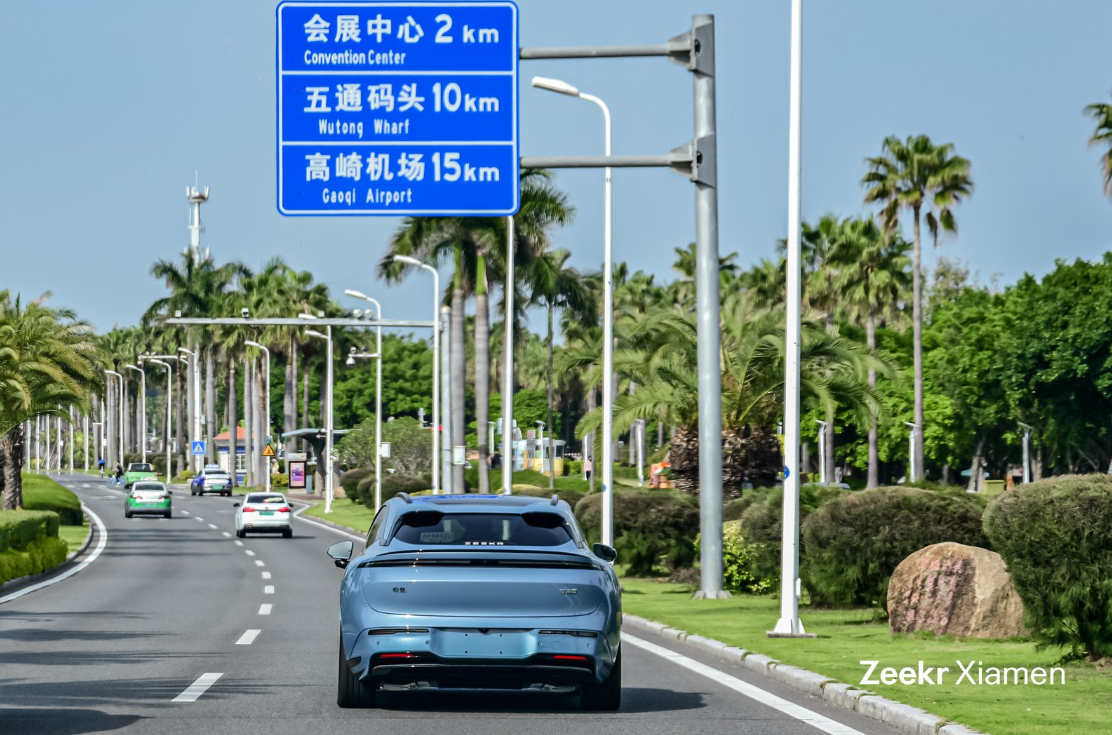 测试官丨环岛试驾极氪007GT，一车顶四车，是如何做到的？