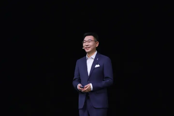 赛力斯何利扬：安全是最大的豪华，无安全，不旗舰！