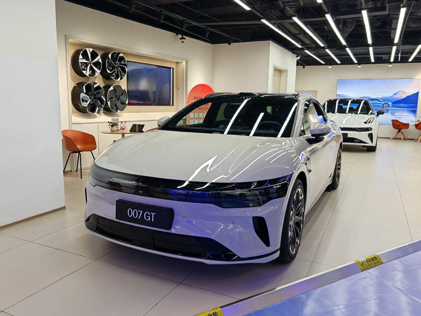 极氪007GT曲线进攻20万级纯电轿车市场，复制蔚来ET5T表现有点难