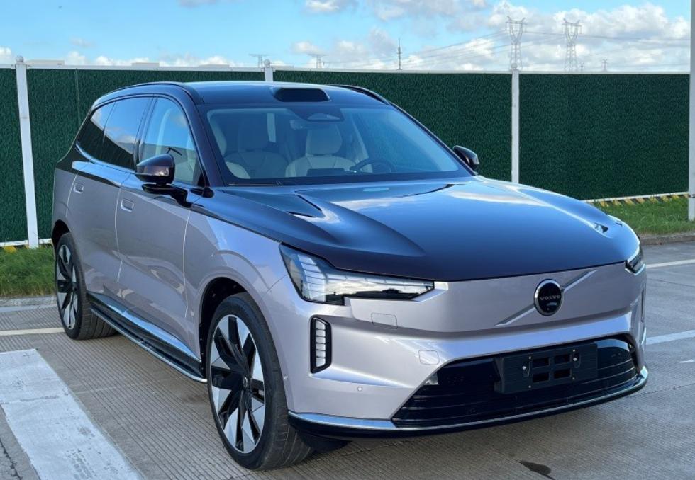 沃尔沃EX90击败保时捷 Macan！获得2025世界年度豪华车大奖！