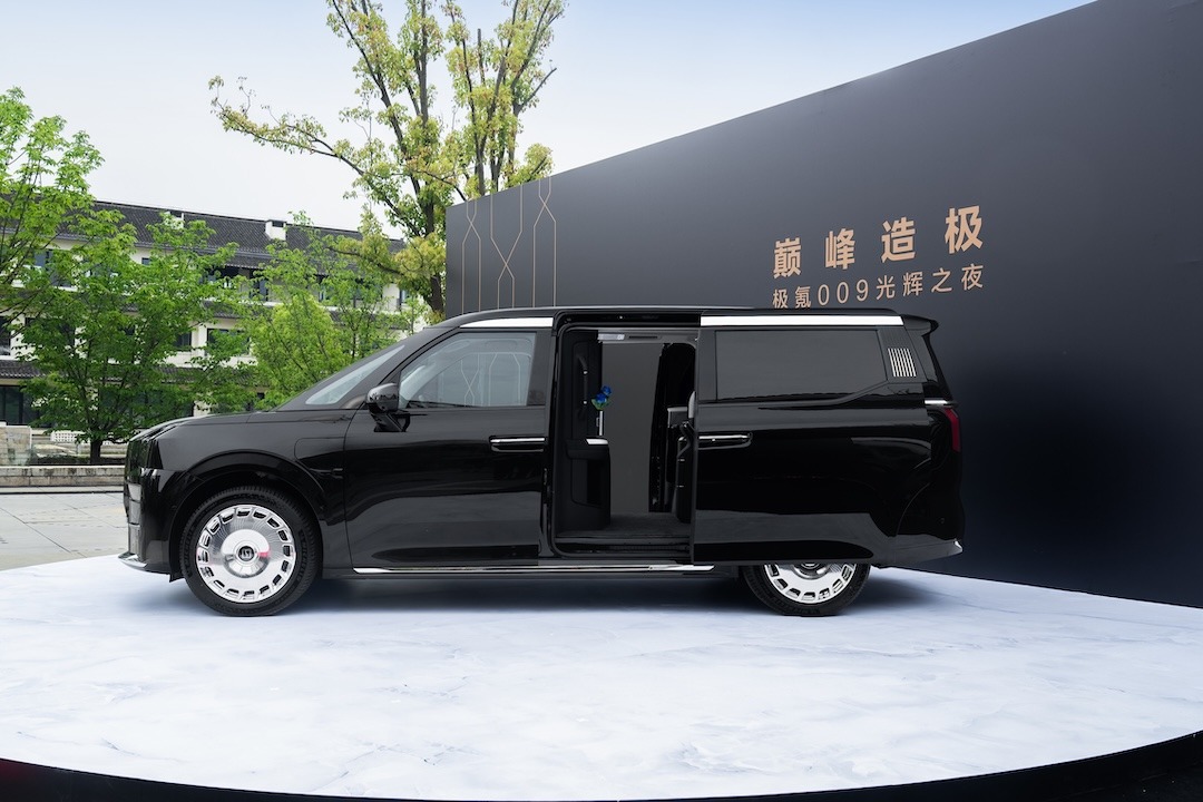 全车镶嵌7组999足金徽章 极氪009光辉典藏版上市售89.9万元