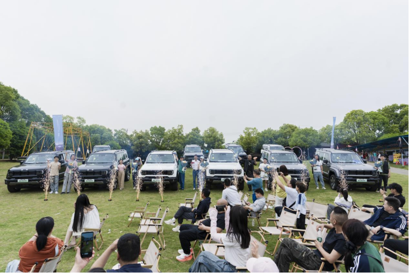 焕新价最低15.48万元起，北京越野BJ40增程武汉站上市