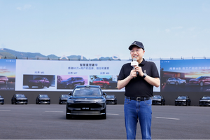 问界M8正式开启全国交付，赛力斯张兴海为首批用户交车