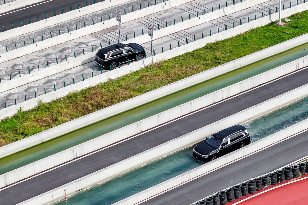 问界M8正式开启全国交付，赛力斯张兴海为首批用户交车