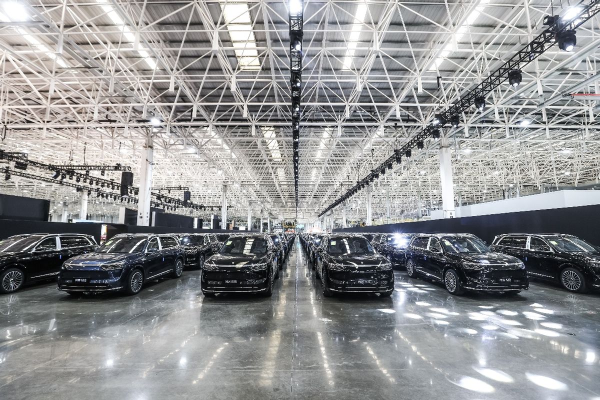 问界M8正式开启全国交付，赛力斯张兴海为首批用户交车