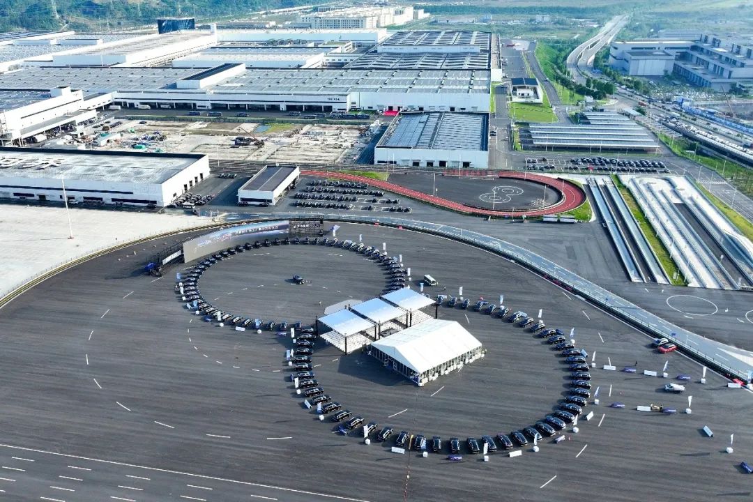 速度、态度、力度！问界M8开启全国交付，彰显问界制胜车市的三大法宝