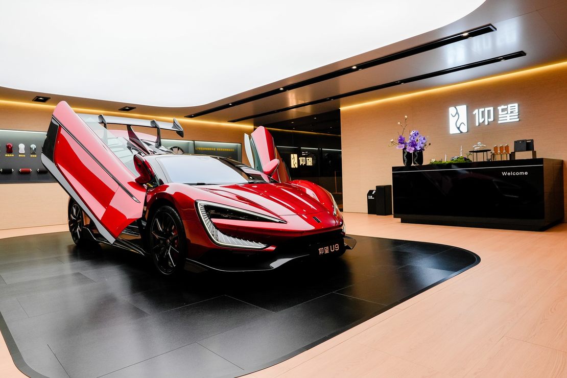 仰望新车U8L亮相上海车展，定位全尺寸行政豪华SUV