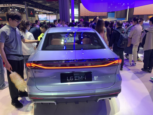 上海车展首日，银河L6 EM-i被围观！求合资车心理阴影：要连夜修改PPT？