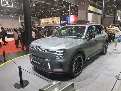 smart三款新车亮相上海车展：BRABUS超能版限时到手价32.99万