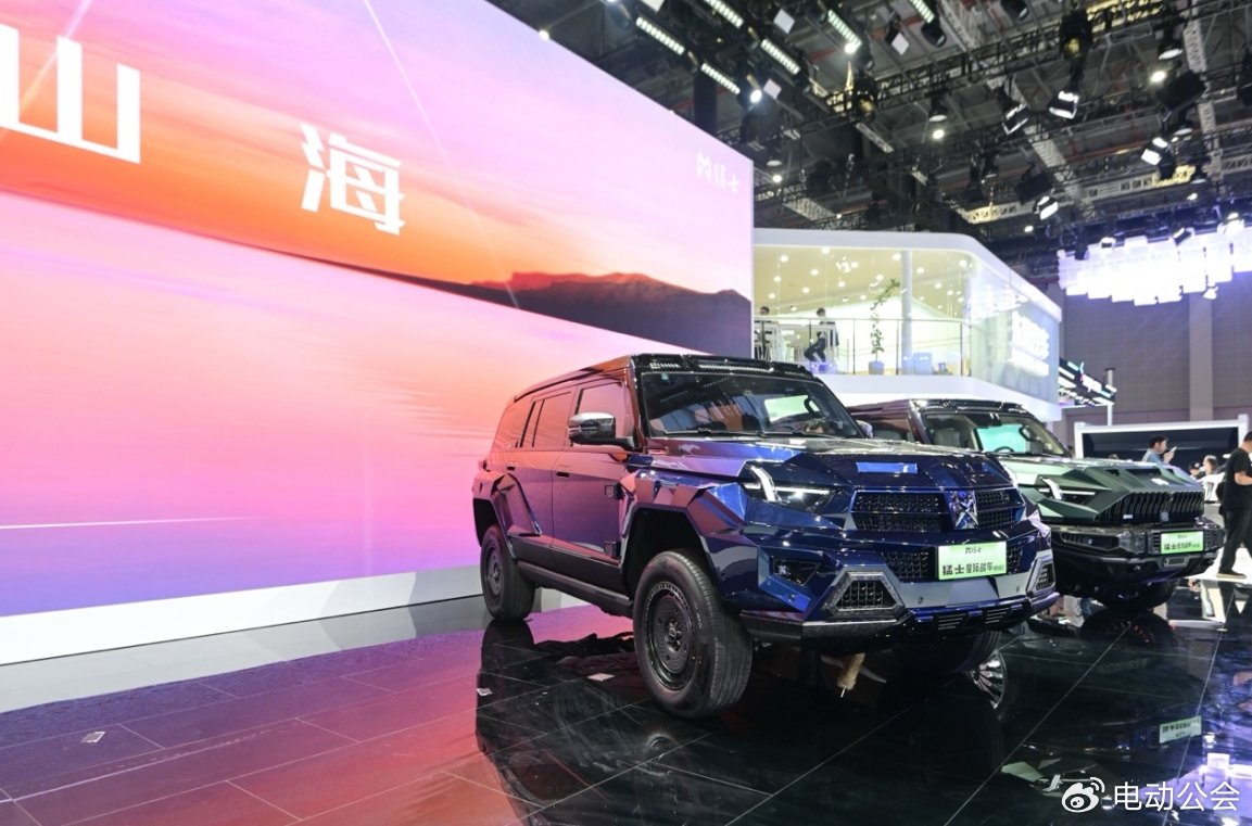 东风猛士罗伦士M900星际战车、蛟龙战甲加长版双车上市，109.8万元起