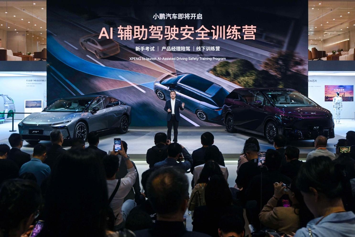 2025上海车展亮剑：小鹏汽车新十年，以AI全维生态按下智能化竞技快进键