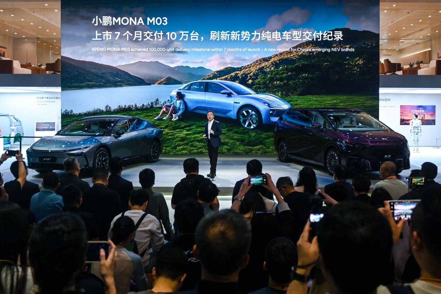 2025上海车展亮剑：小鹏汽车新十年，以AI全维生态按下智能化竞技快进键