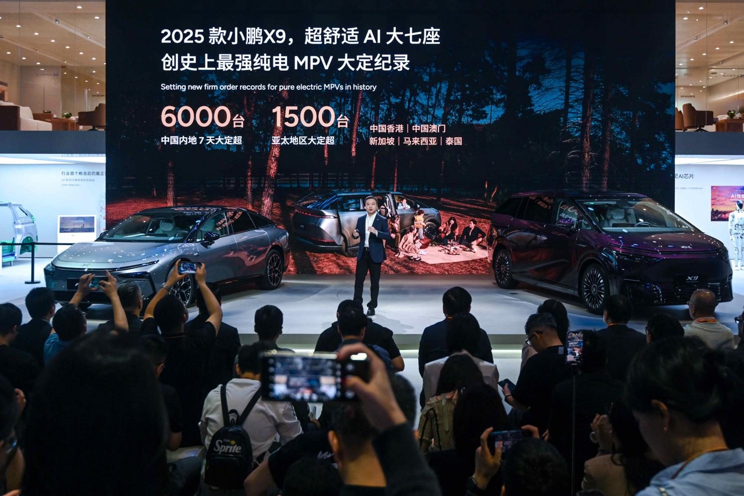 2025上海车展亮剑：小鹏汽车新十年，以AI全维生态按下智能化竞技快进键