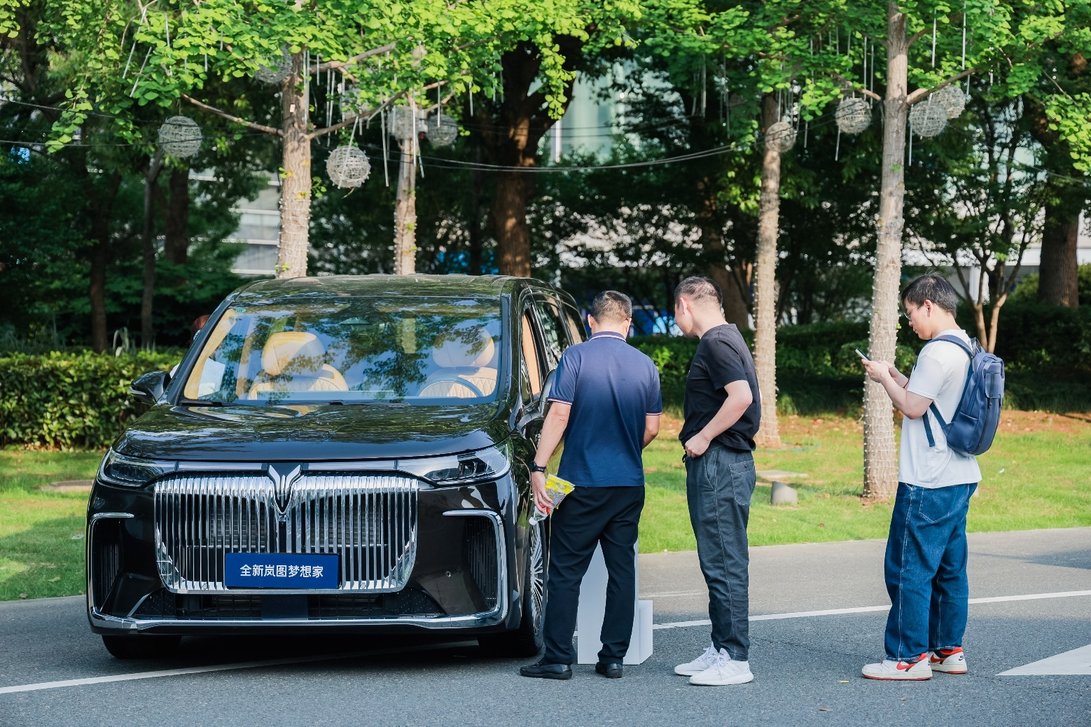 岚图汽车为2025百度AI开发者大会保驾护航
