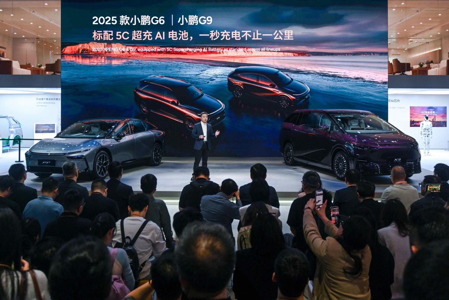 2025上海车展亮剑：小鹏汽车新十年，以AI全维生态按下智能化竞技快进键