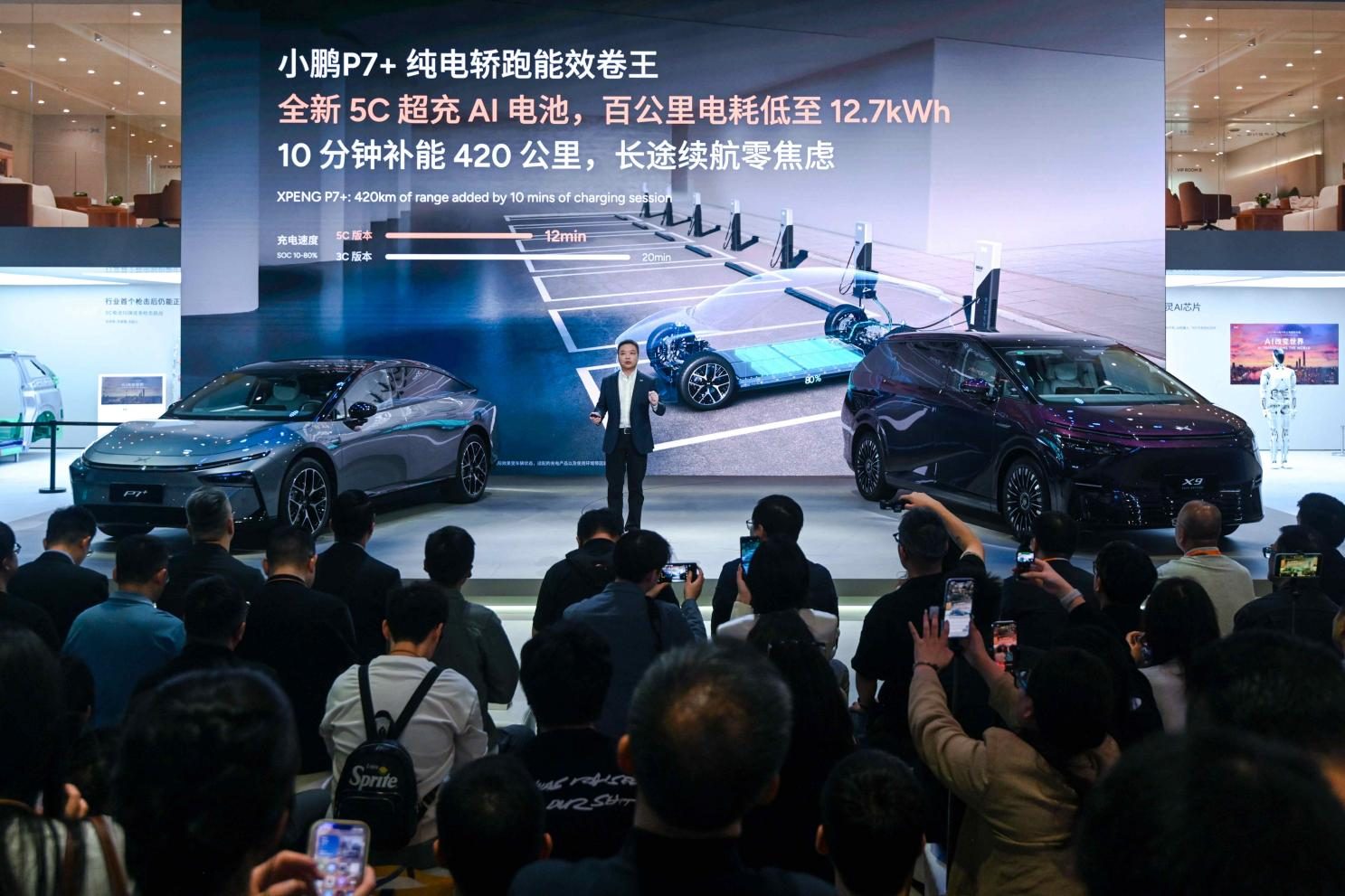 2025上海车展亮剑：小鹏汽车新十年，以AI全维生态按下智能化竞技快进键