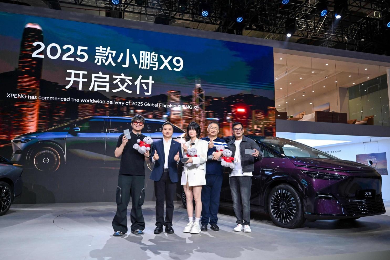2025上海车展亮剑：小鹏汽车新十年，以AI全维生态按下智能化竞技快进键