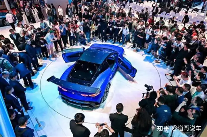 谁将改写游戏规则？智能、能源与全球化三岔口｜2025上海车展观察