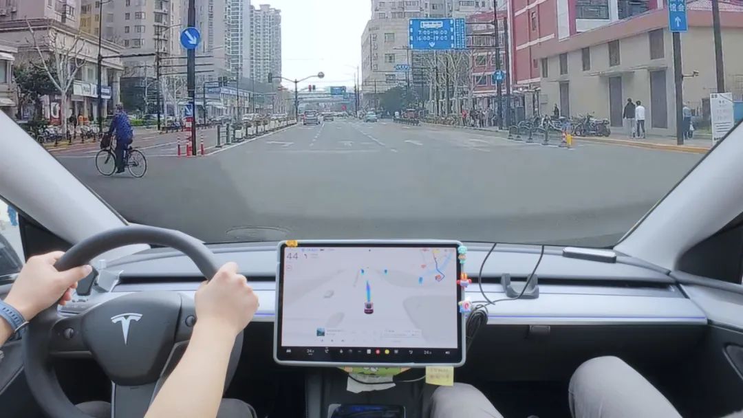 国产智驾迎战特斯拉FSD，背后AI含量差几何？