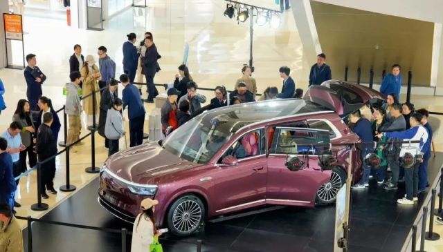 2025SUV大爆款！问界M8逆天了，未上市订单破10万...凭啥这么火