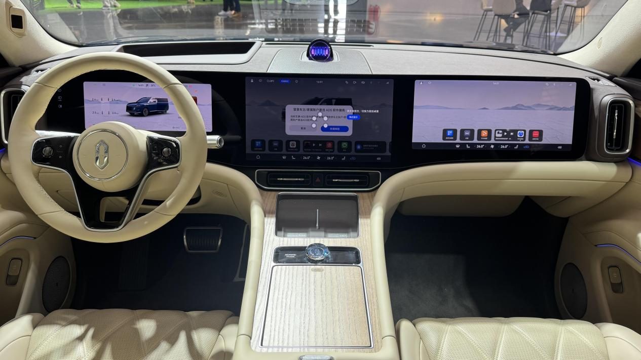 一台“既要又要还要”的爆款车，背后藏着怎样的科技密码？