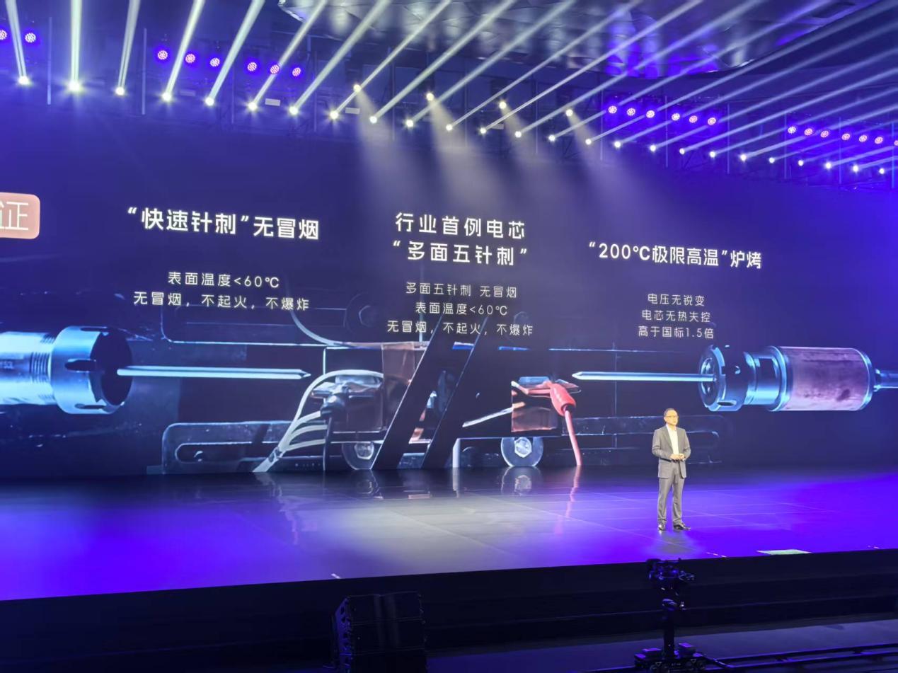 紫色灯光下舞台上的人 低可信度描述已自动生成
