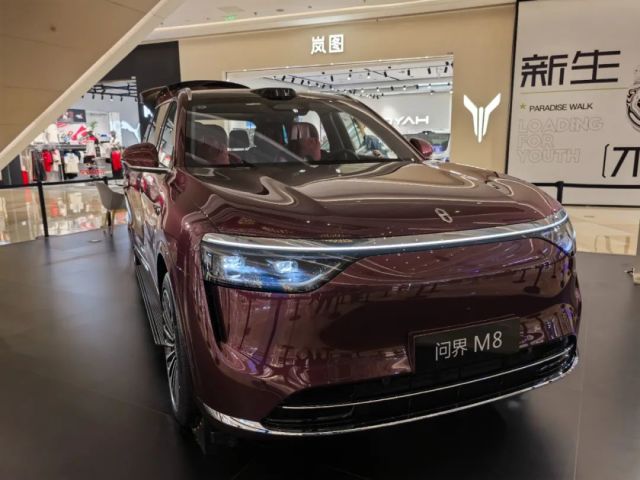 2025SUV大爆款！问界M8逆天了，未上市订单破10万...凭啥这么火