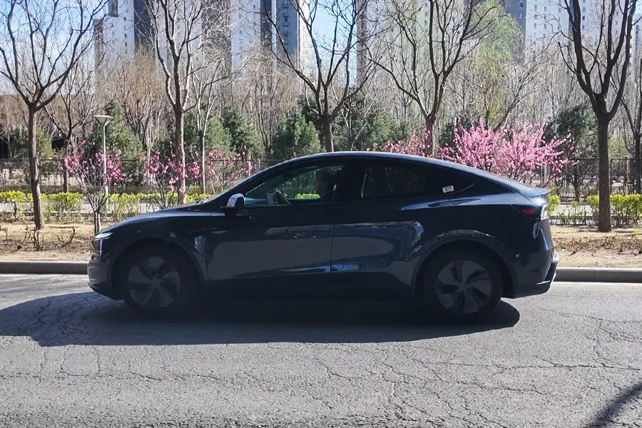 特斯拉Model Y：国产车都是压着及格线，还是老外“实诚”？