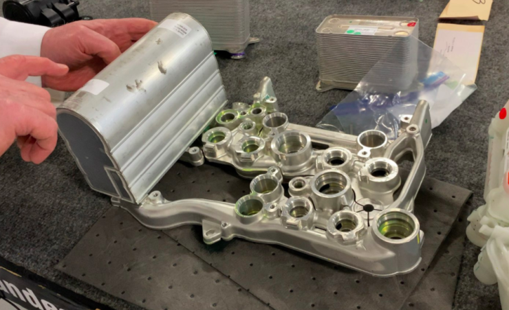 特斯拉Model Y拆车：前后防撞梁都变薄，佩服特斯拉降本增效的能力！